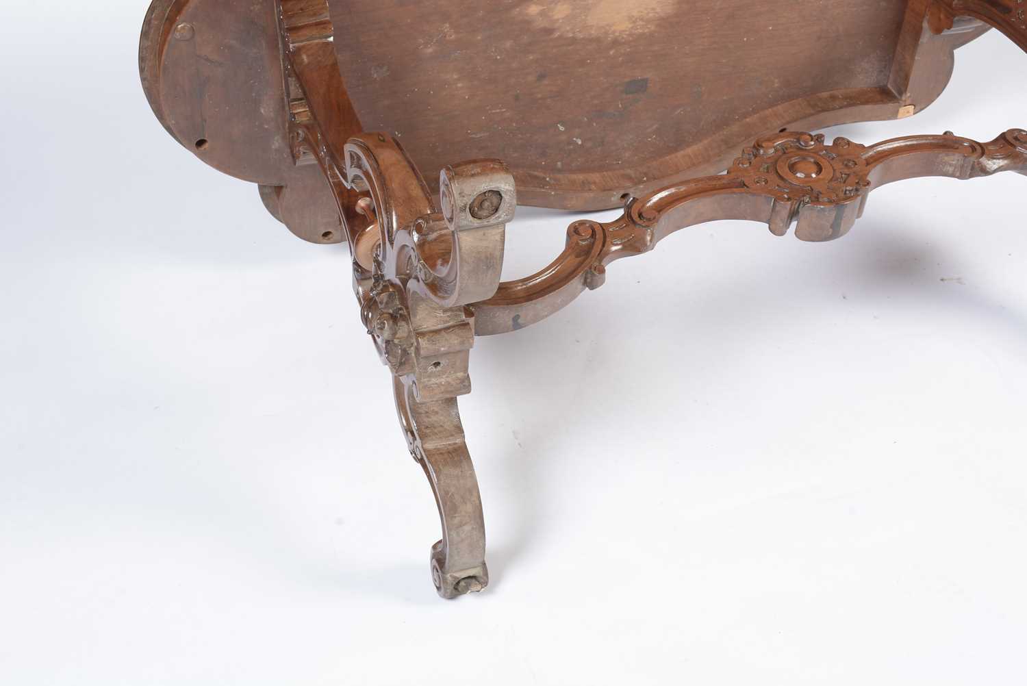 A Victorian burr walnut centre/writing table - Image 11 of 16