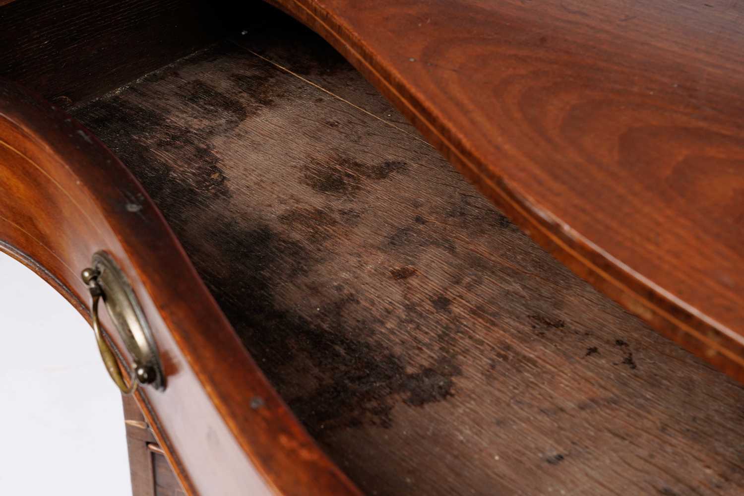 A George III mahogany serpentine-fronted chest of drawers - Image 5 of 8