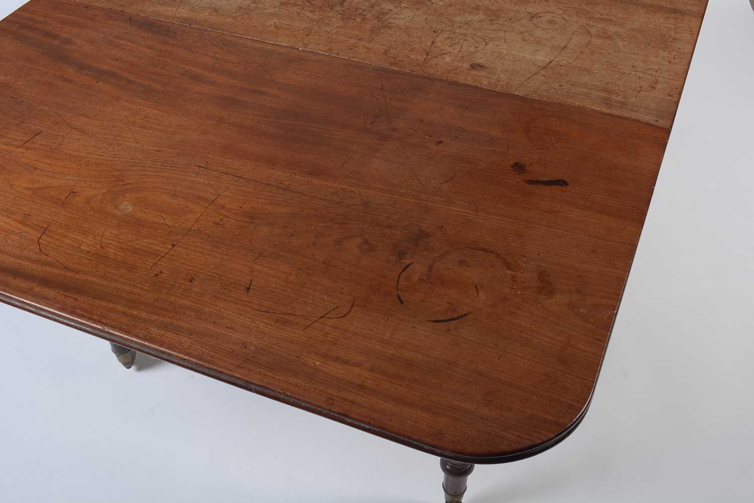 A George IV mahogany drop leaf dining table - Image 4 of 10