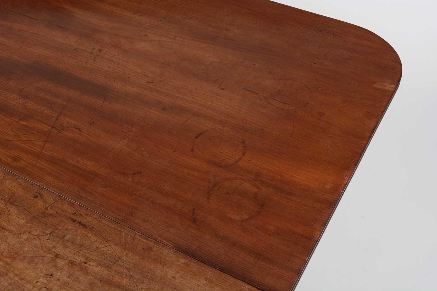 A George IV mahogany drop leaf dining table - Image 10 of 10