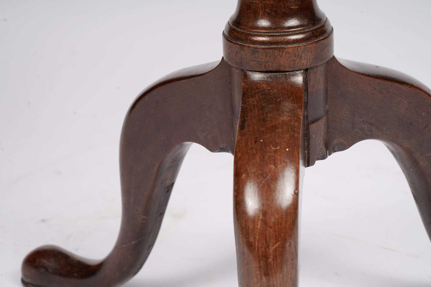 A Georgian mahogany tripod wine table - Image 2 of 7