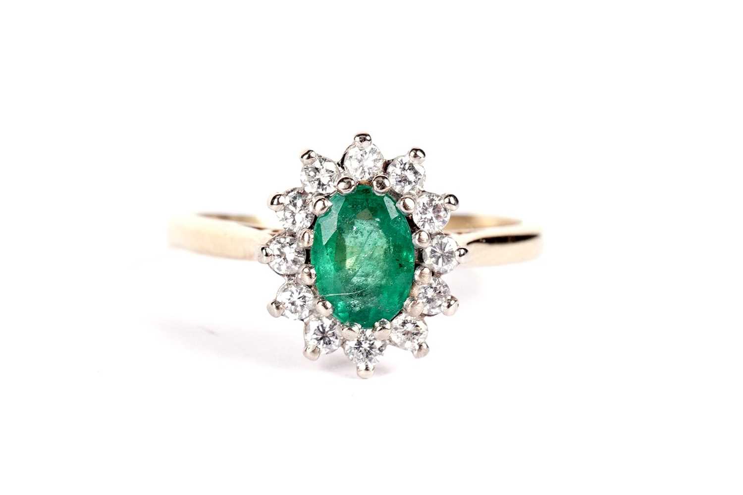 An emerald and diamond cluster ring - Image 4 of 10