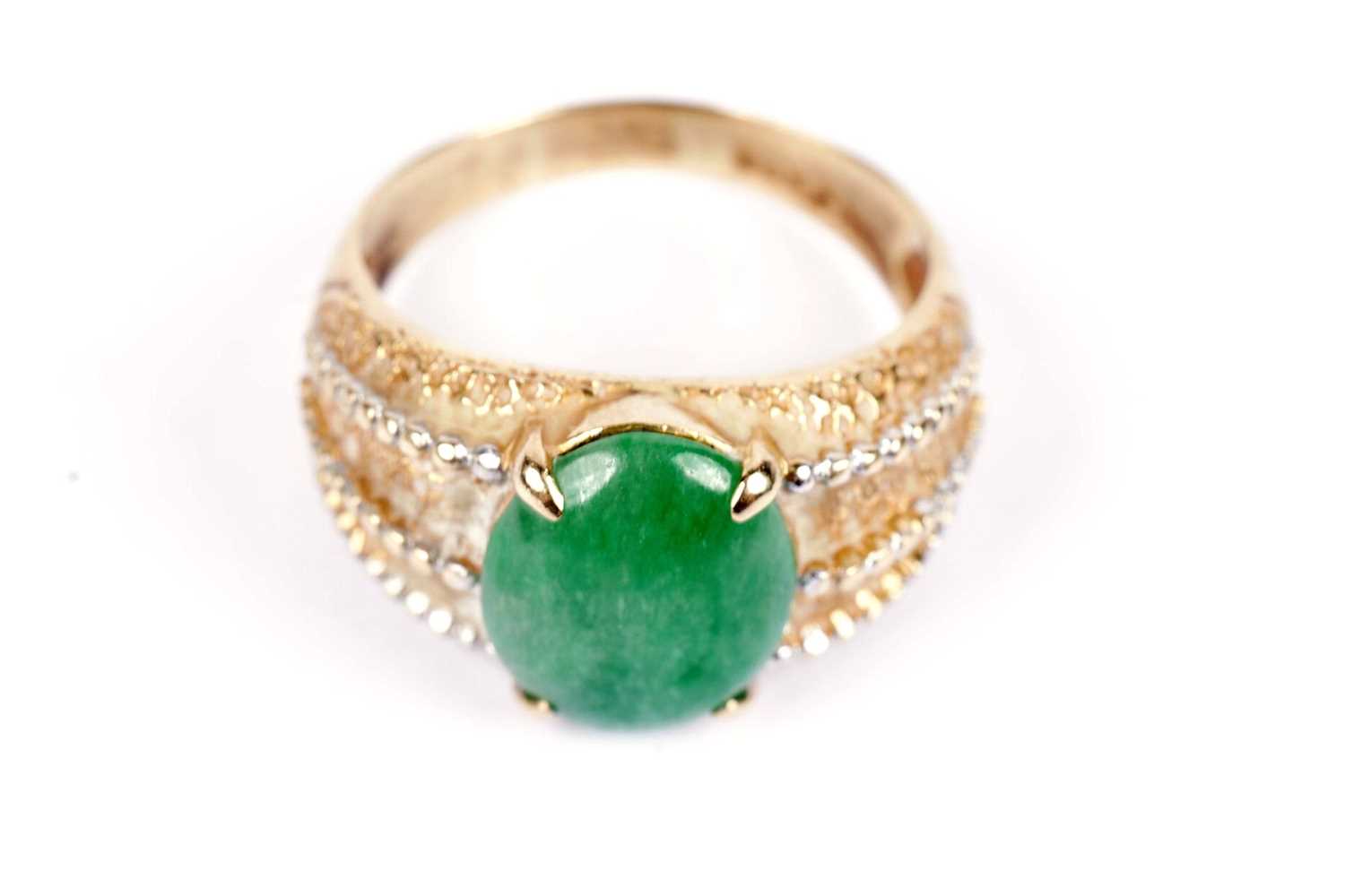 An aventurine quartz and yellow gold dress ring - Image 4 of 4