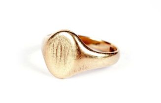 An 18ct yellow gold signet ring