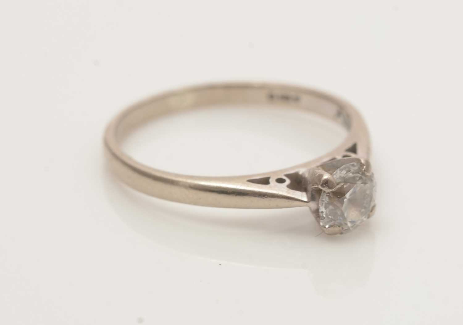 A single stone solitaire diamond ring - Image 3 of 4