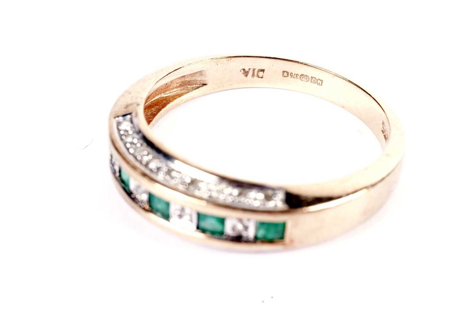 A diamond and emerald half hoop eternity ring - Image 3 of 4