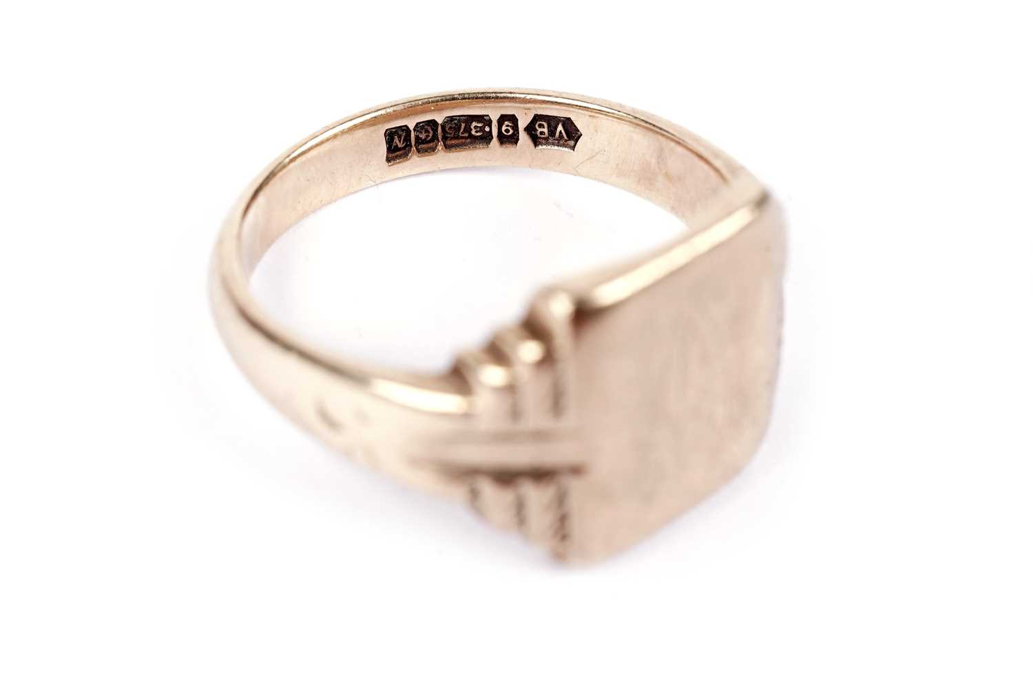 A 9ct yellow gold signet ring - Image 3 of 3