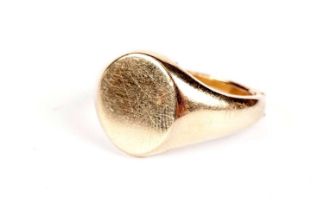 An 18ct yellow gold signet ring