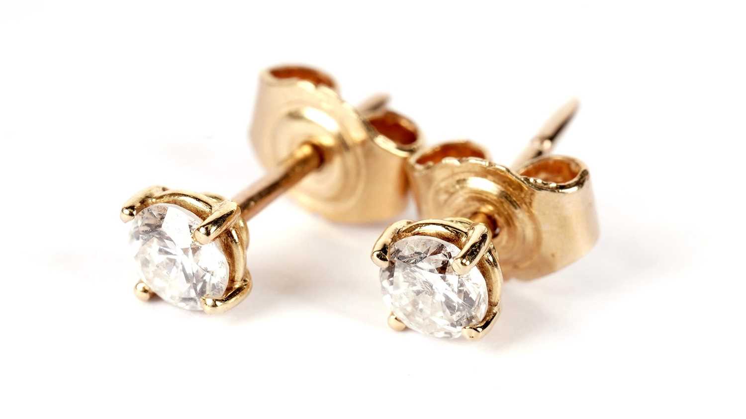 A pair of diamond stud earrings - Image 4 of 4