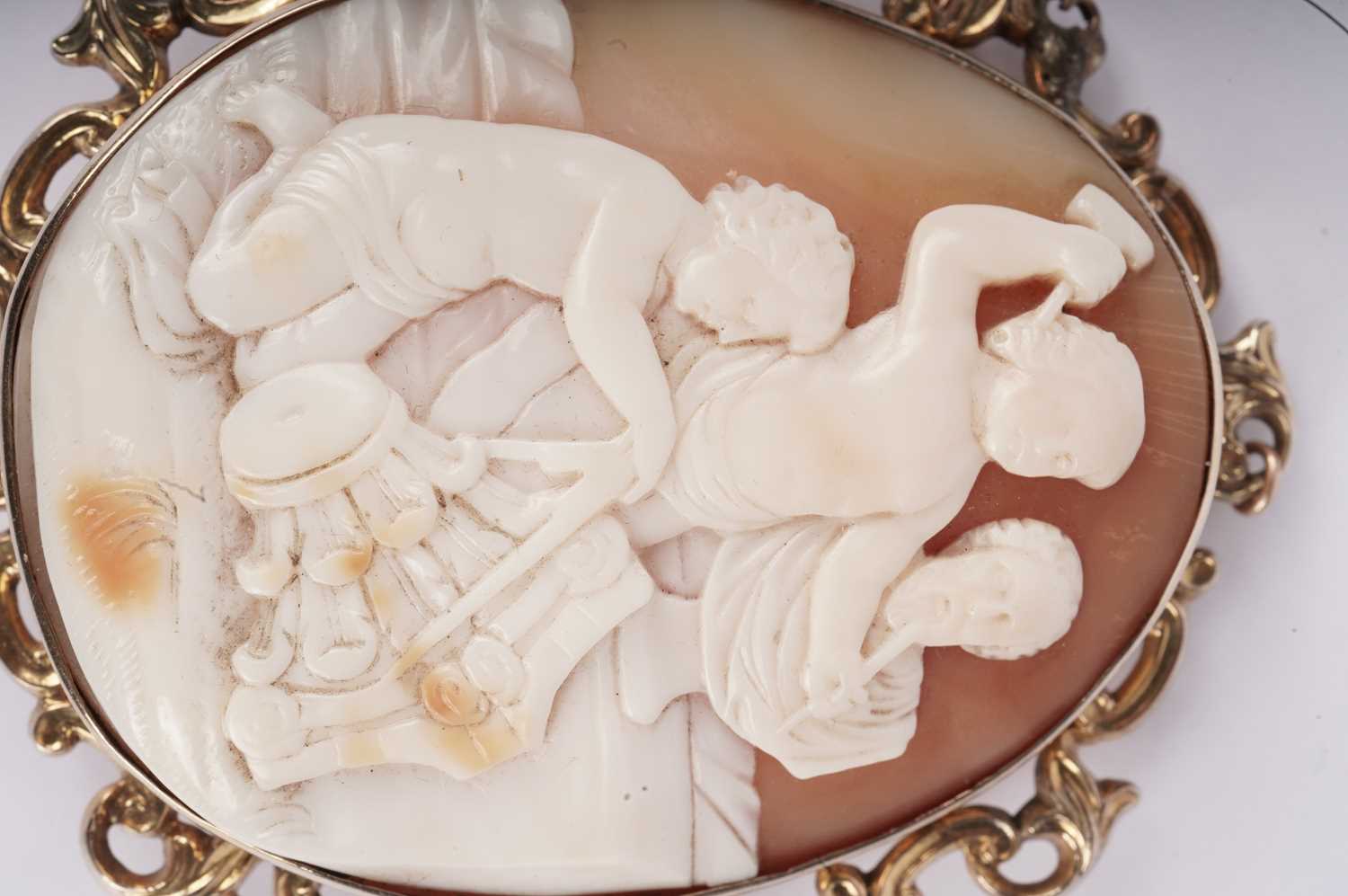 A Victorian carved shell cameo brooch - Image 4 of 4