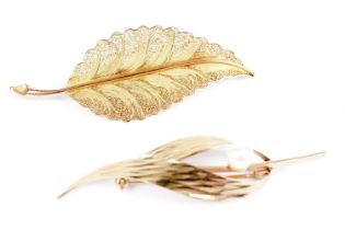 A 18ct yellow gold filigree leaf motif brooch,