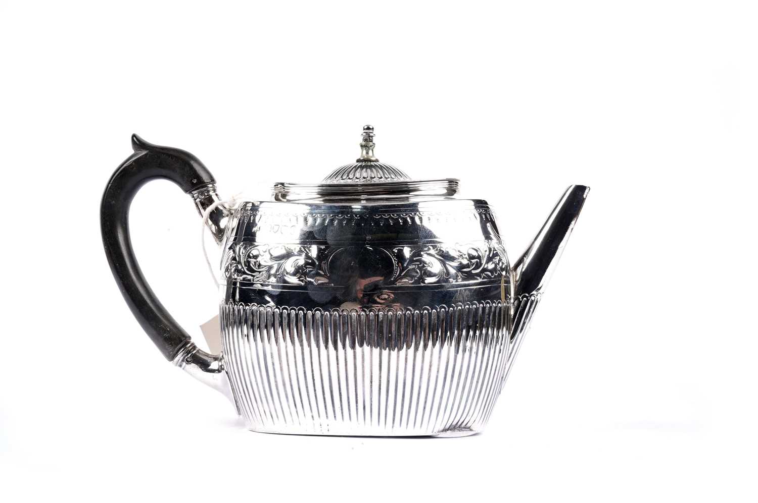 A Victorian silver tea pot - Image 2 of 3