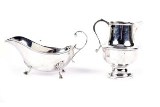 An Edwardian silver sauce boat; and a cream jug