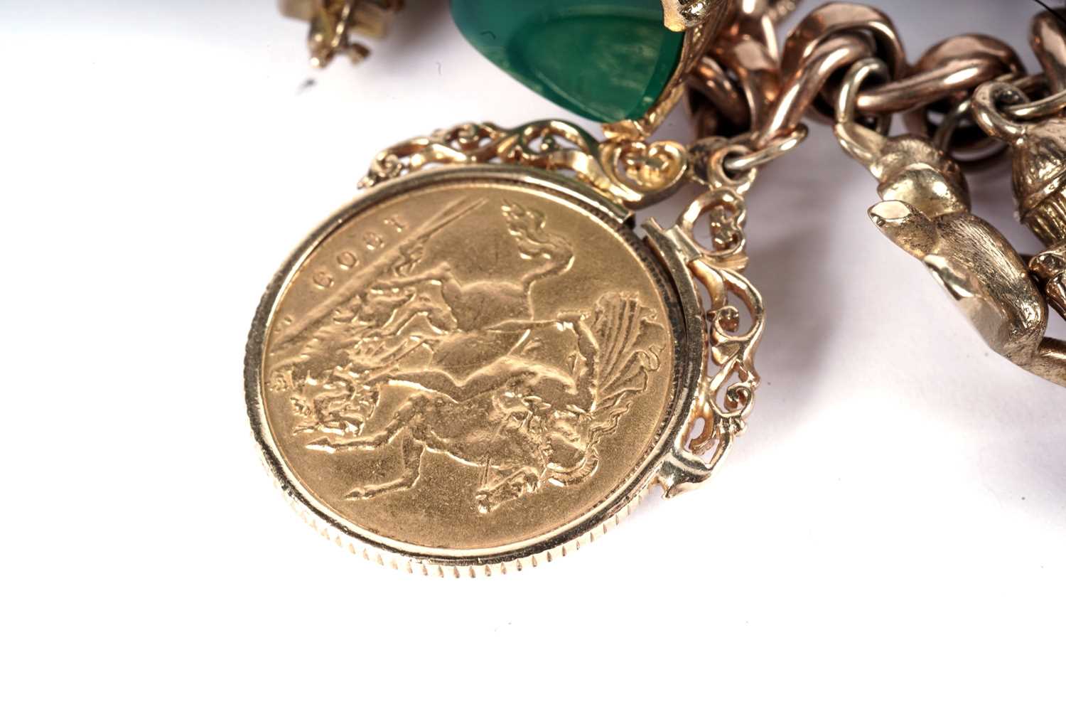 A gold charm bracelet - Image 4 of 5