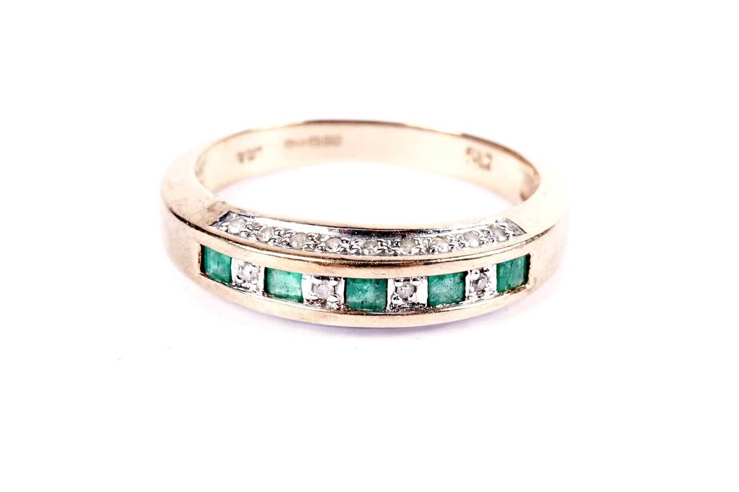 A diamond and emerald half hoop eternity ring - Image 2 of 4