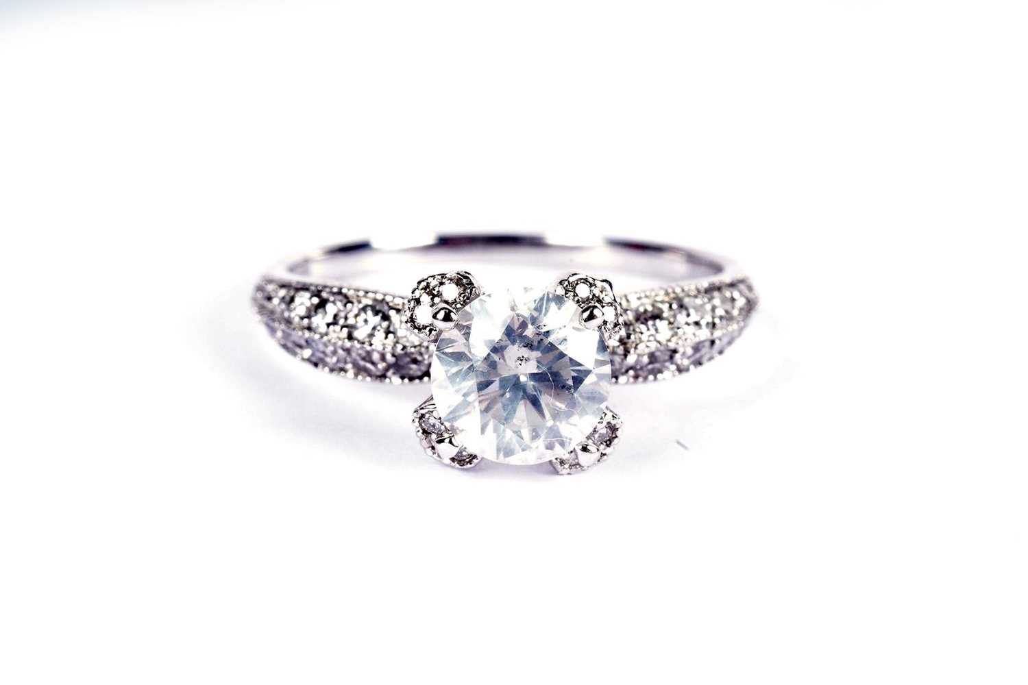A solitaire diamond ring - Image 6 of 9