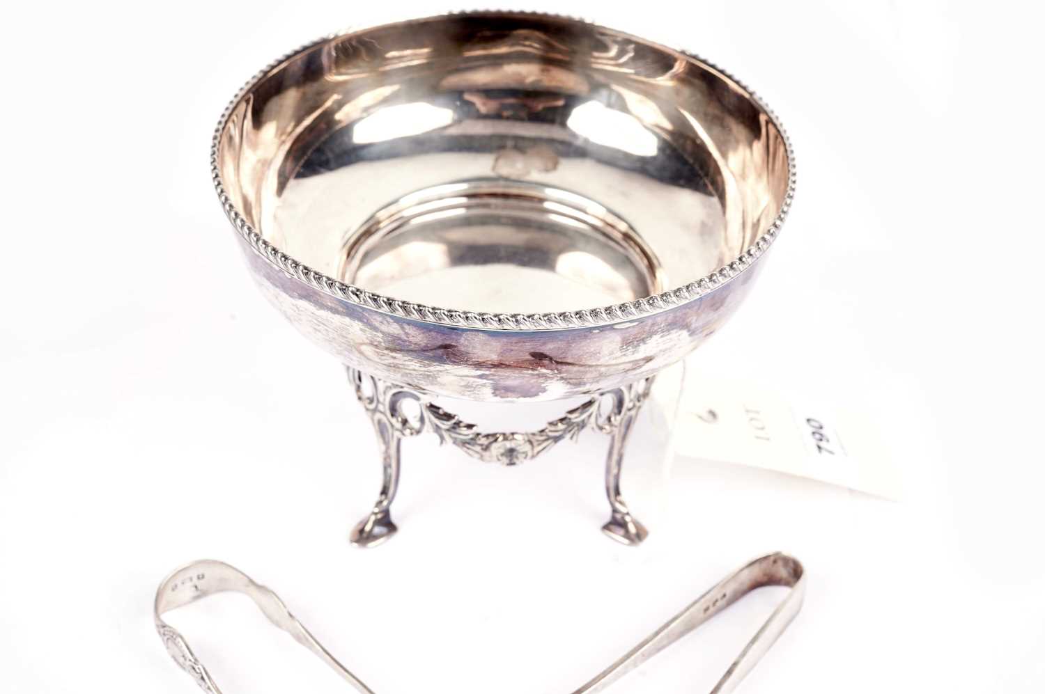 An Edwardian silver circular sugar bowl and stand; with two pairs of sugar tongs - Image 2 of 5