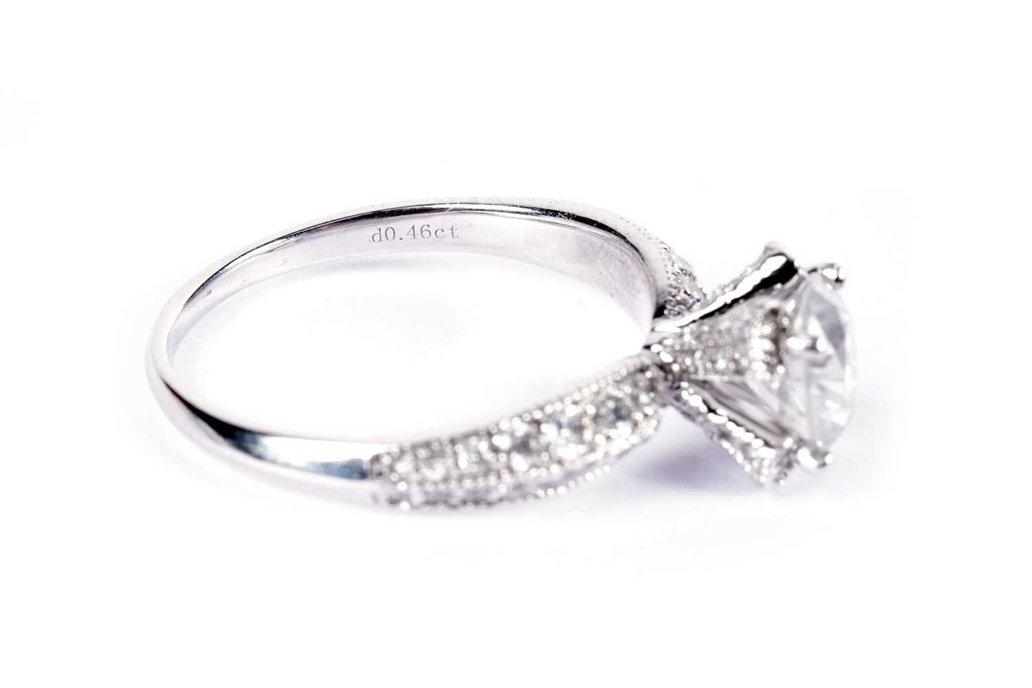 A solitaire diamond ring - Image 5 of 9