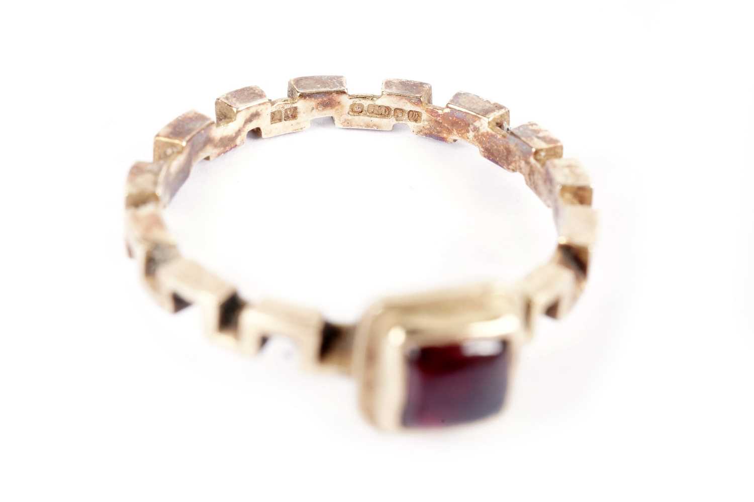 A garnet and 18ct gold ring - Image 3 of 3