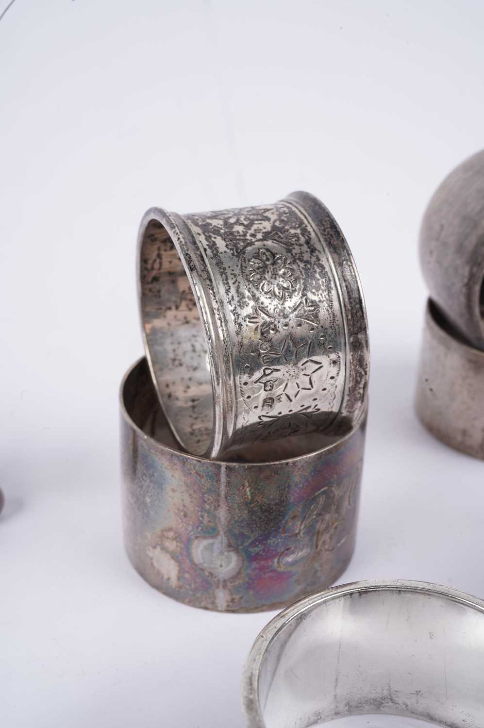 A set of four silver knife rests and napkin rings - Image 4 of 5