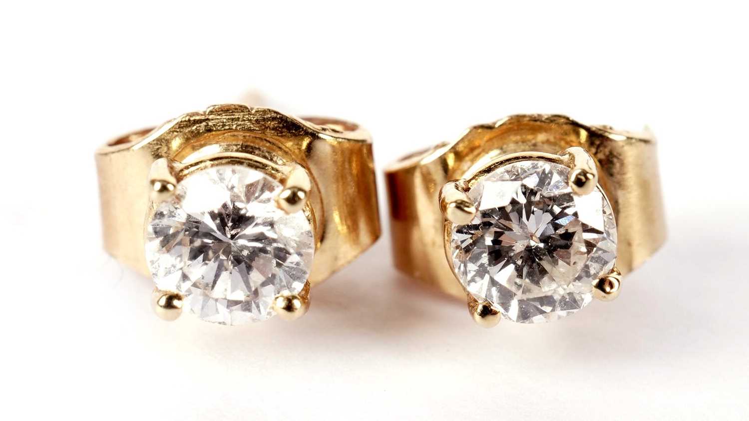 A pair of diamond stud earrings - Image 2 of 4
