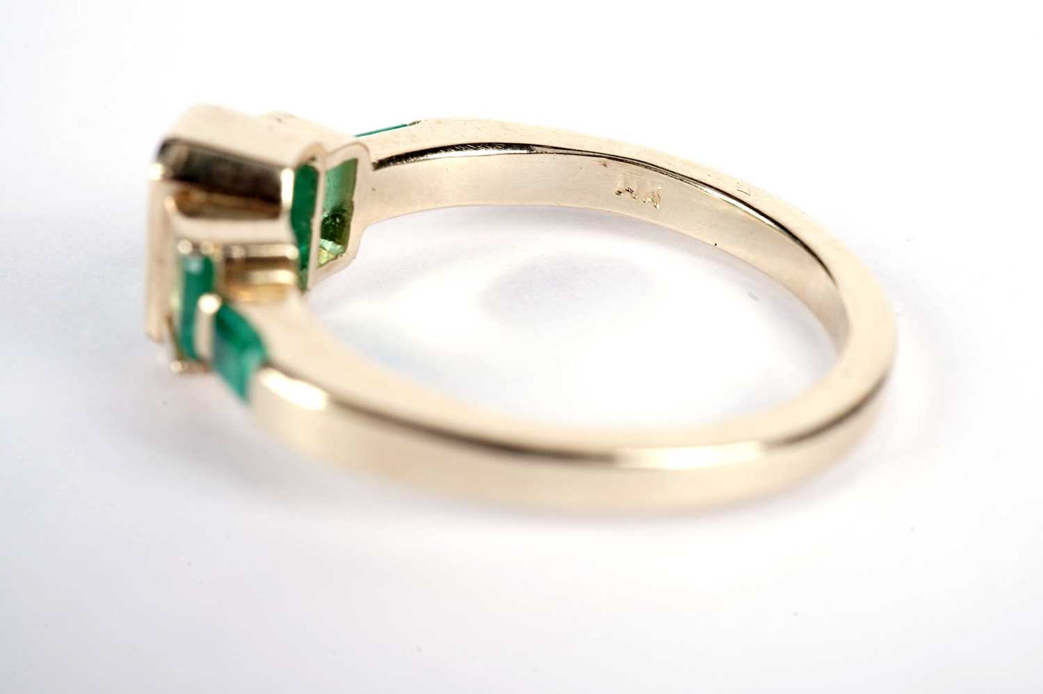 An emerald five-stone ring - Image 3 of 4