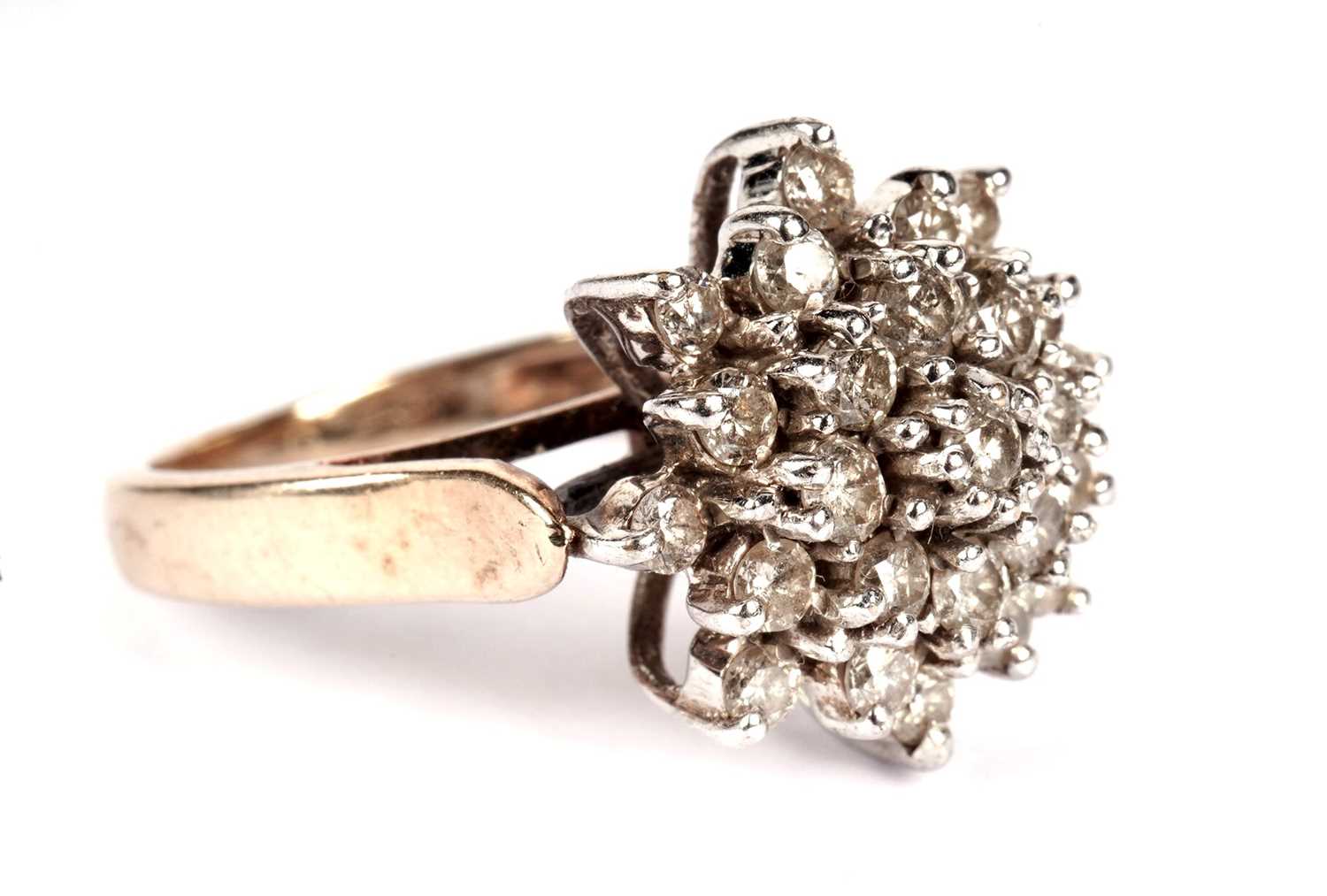 A diamond cluster ring - Image 3 of 4