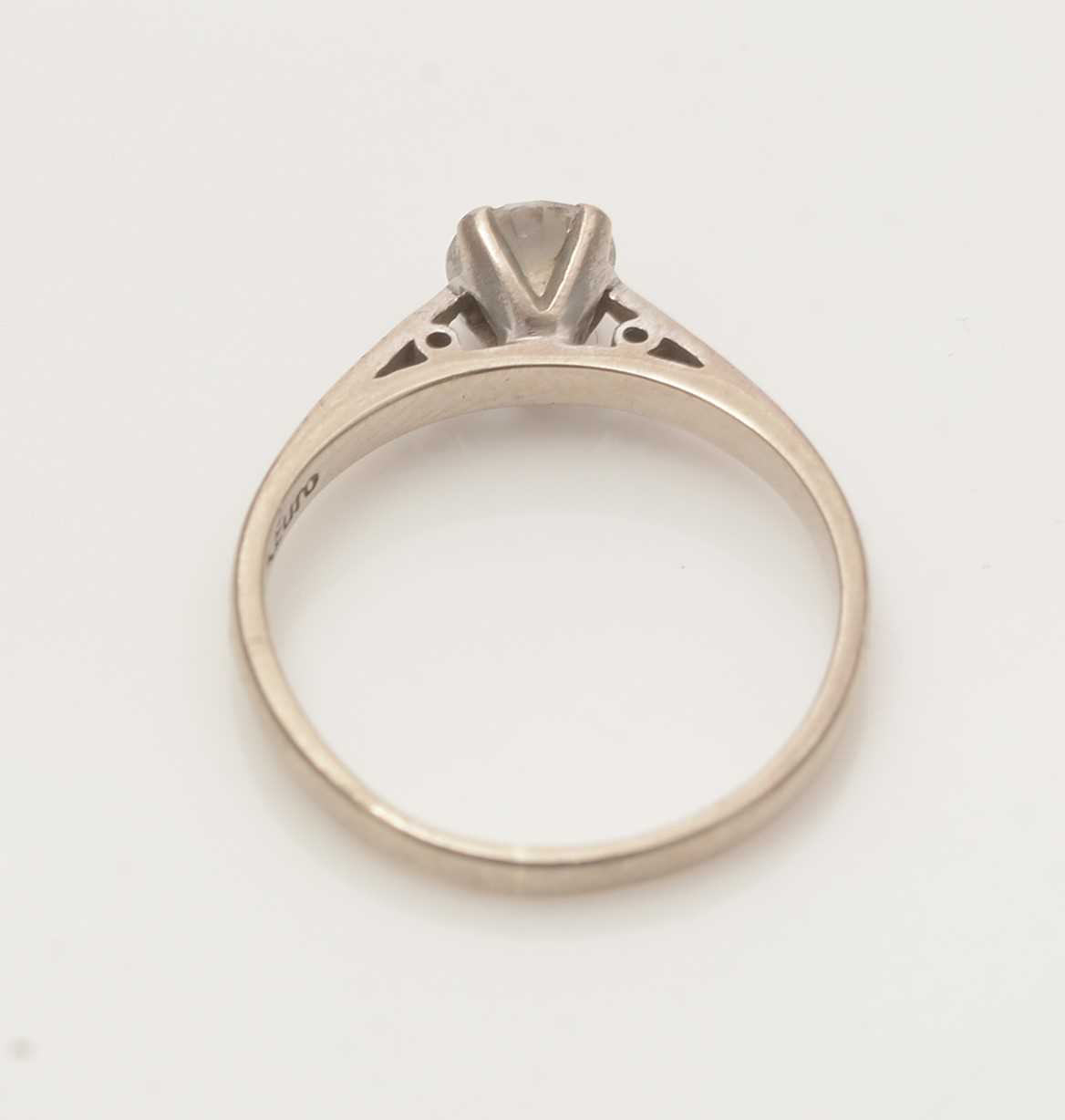 A single stone solitaire diamond ring - Image 2 of 4