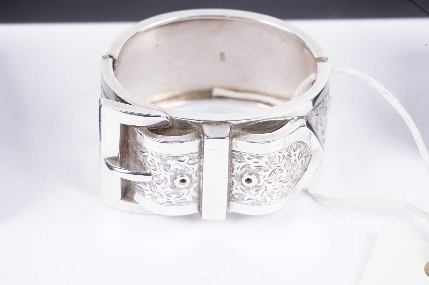 A selection of jewellery including a three-stone diamond ring - Image 6 of 8