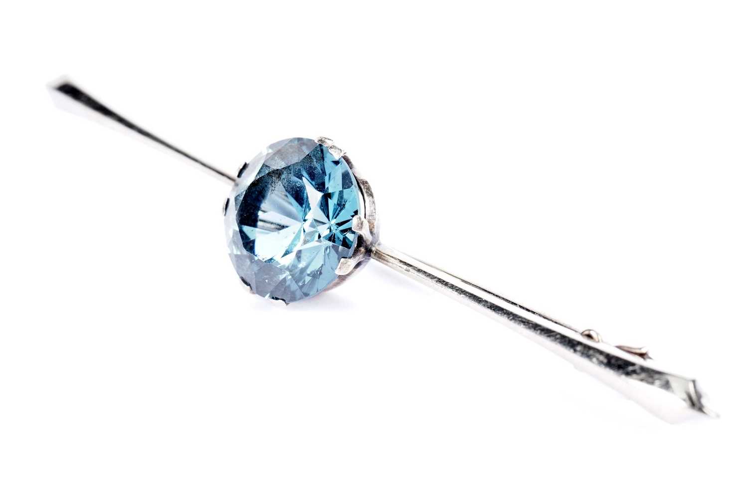 A synthetic blue spinel bar brooch; and a garnet brooch - Image 5 of 6