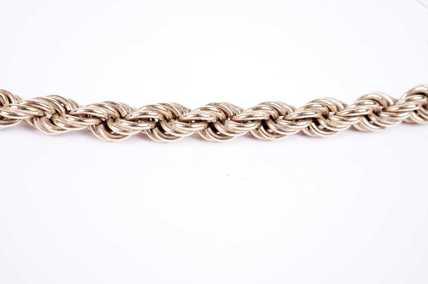 A rope-twist neck chain - Image 2 of 3