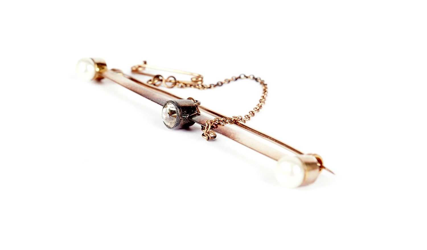 A pearl and diamond bar brooch - Image 2 of 5