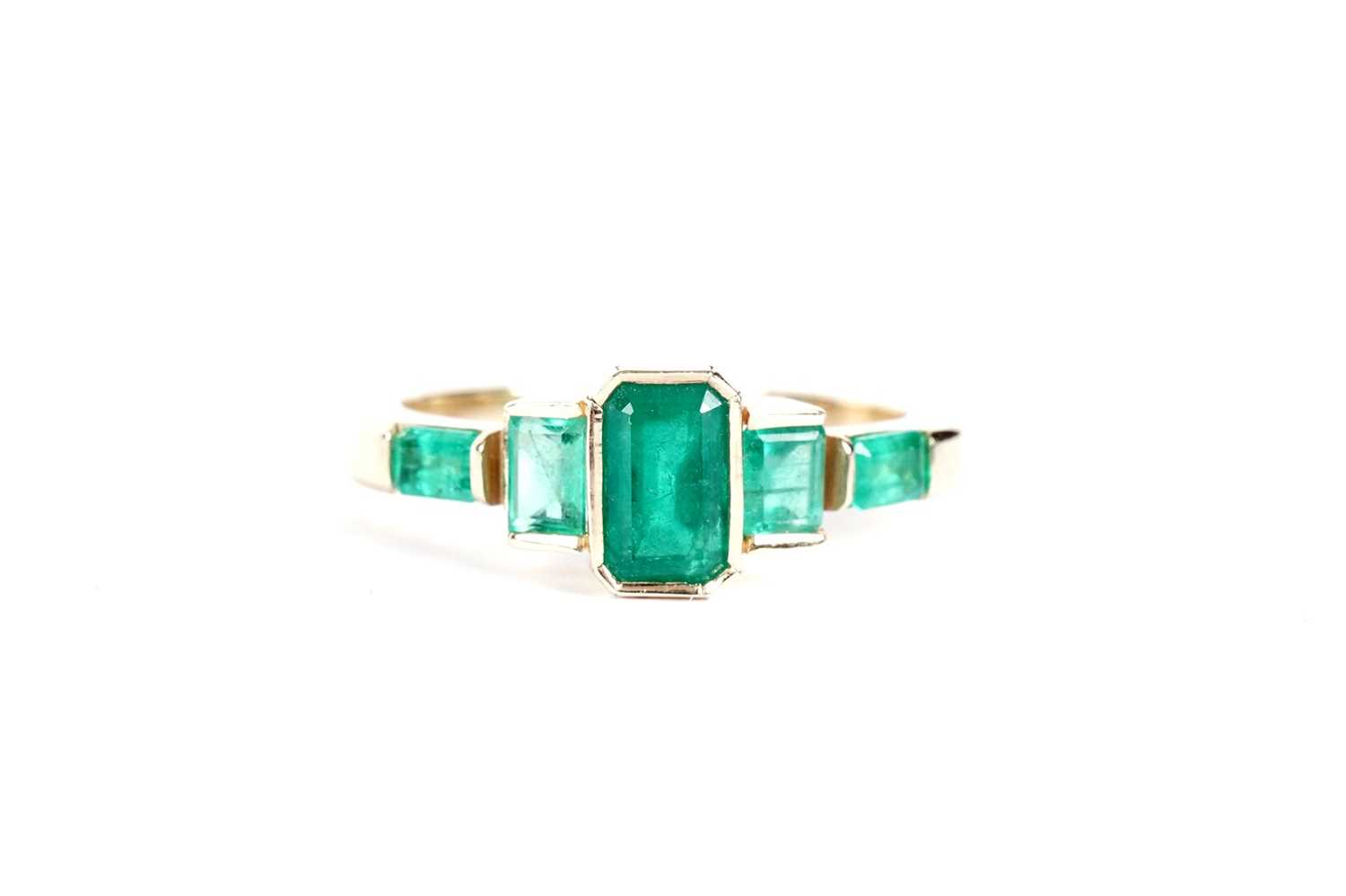 An emerald five-stone ring - Image 4 of 4