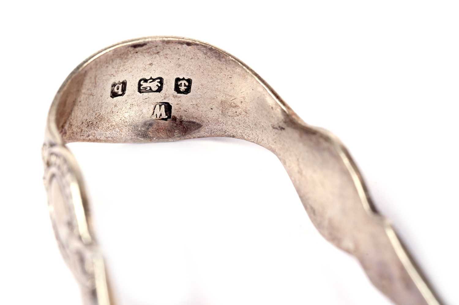 An Edwardian silver circular sugar bowl and stand; with two pairs of sugar tongs - Image 3 of 5