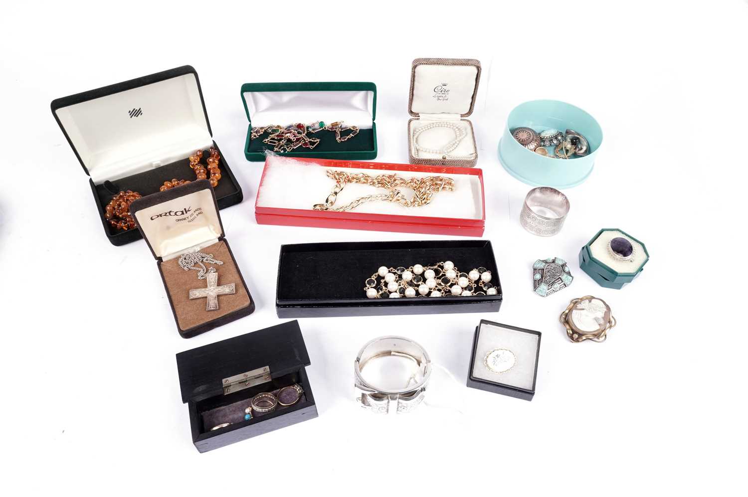 A selection of jewellery including a three-stone diamond ring