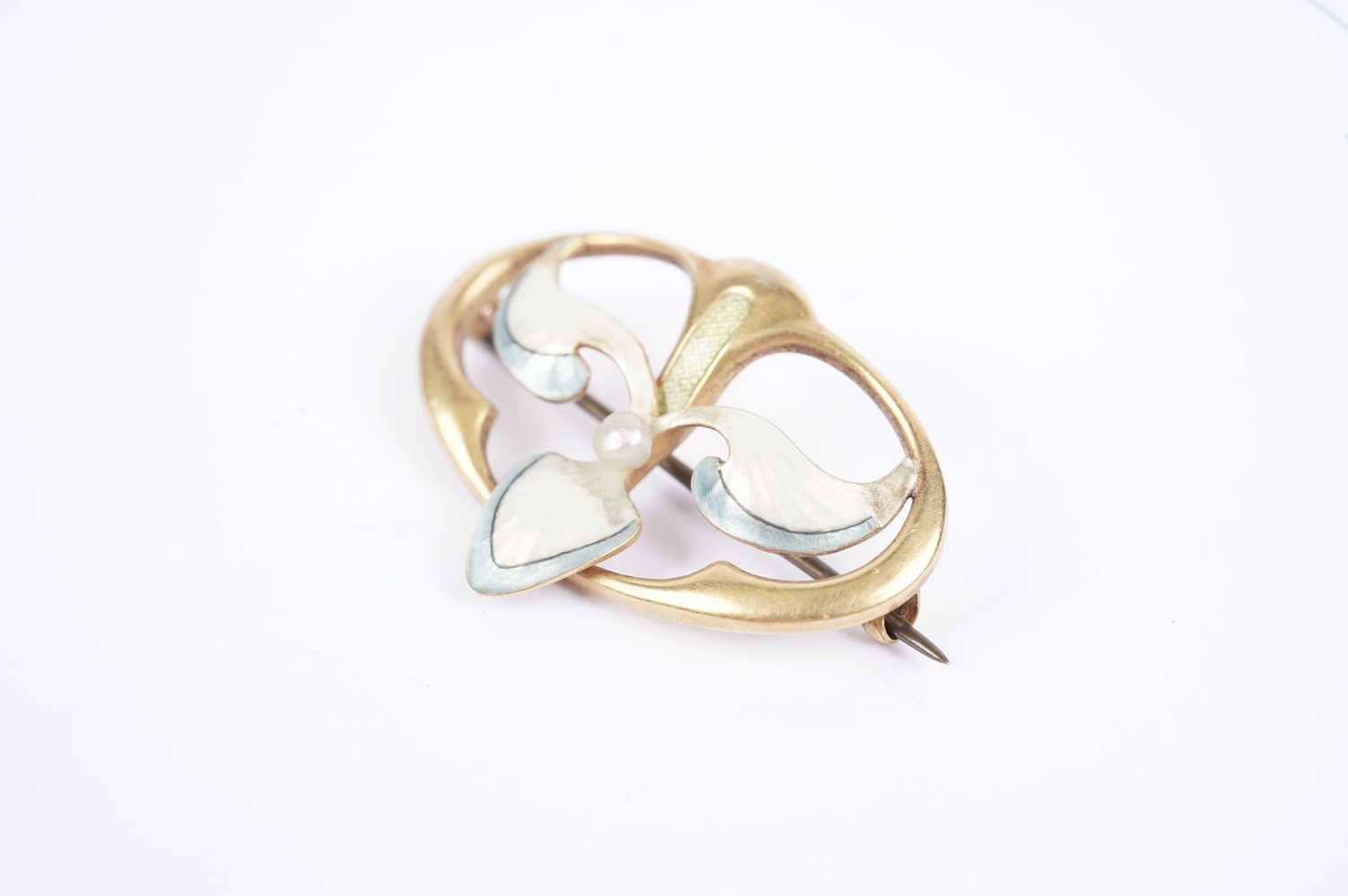 An Art Nouveau seed pearl and enamel yellow gold brooch - Image 3 of 4
