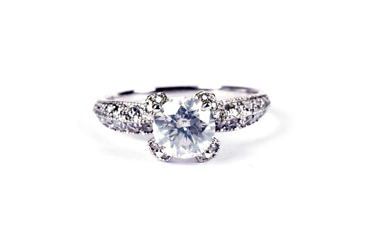 A solitaire diamond ring - Image 3 of 9