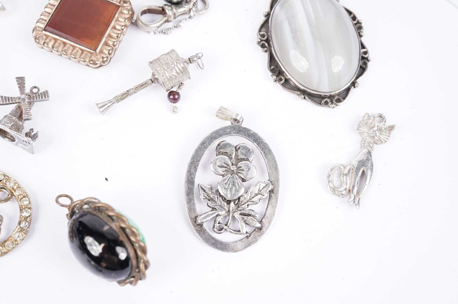 A selection of silver and other charms - Image 5 of 7