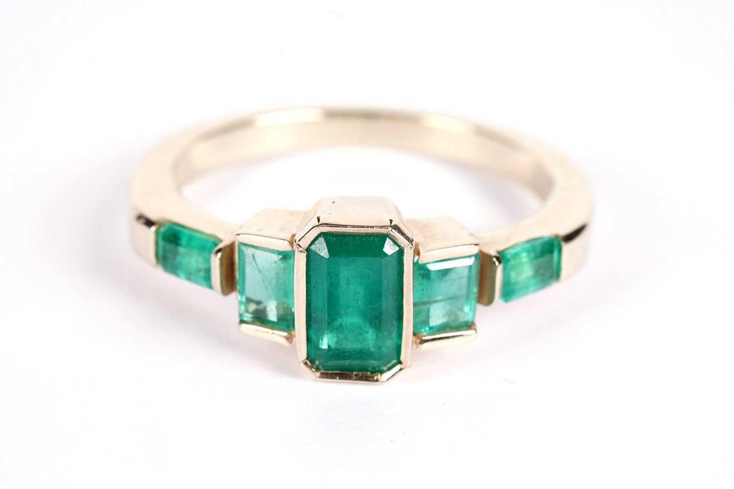 An emerald five-stone ring - Image 2 of 4