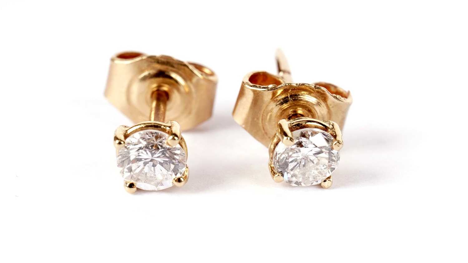 A pair of diamond stud earrings - Image 3 of 4