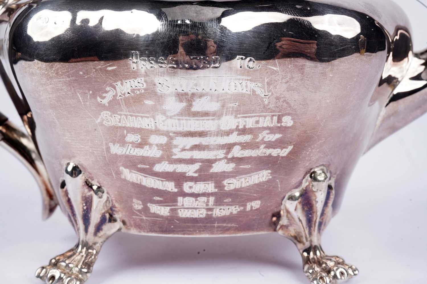 A George V silver teapot with WWI-era presentation inscription - Image 4 of 5