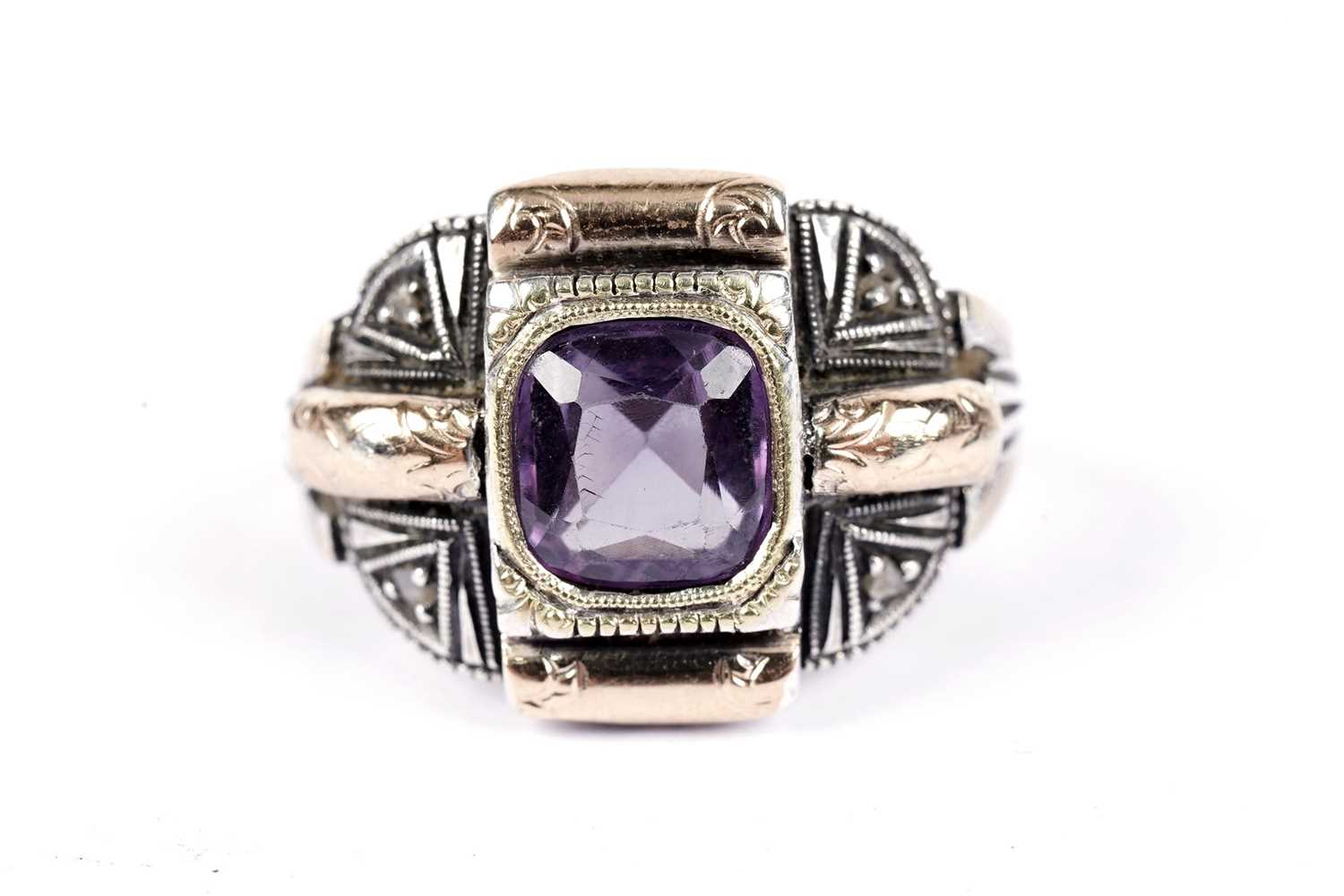 An early 20th Century synthetic colour change sapphire dress ring - Image 2 of 2