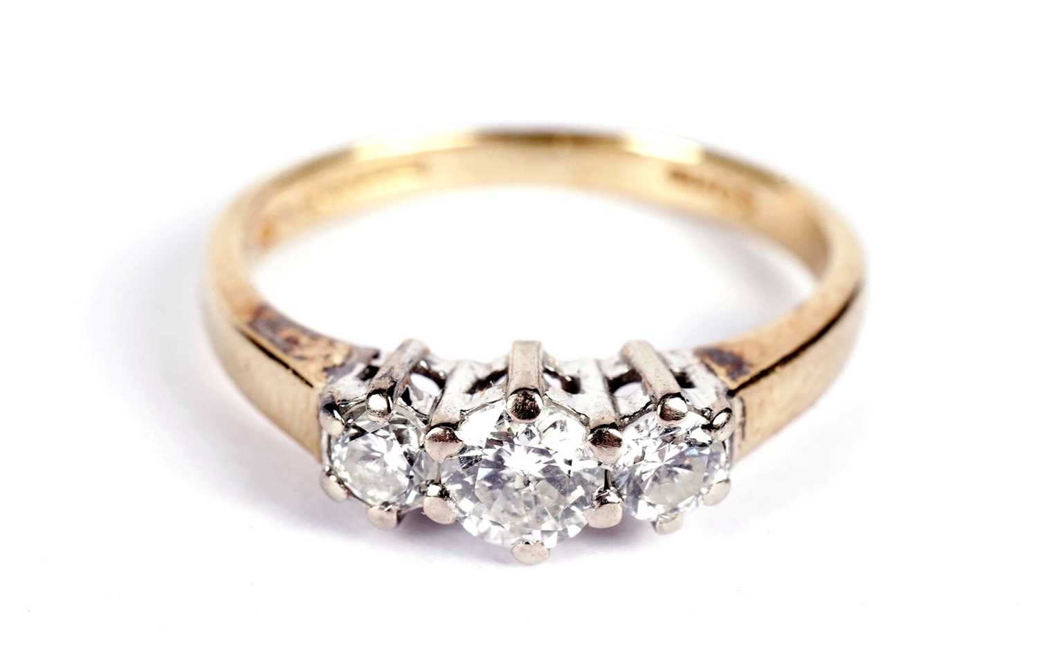 A three stone diamond ring - Image 2 of 4
