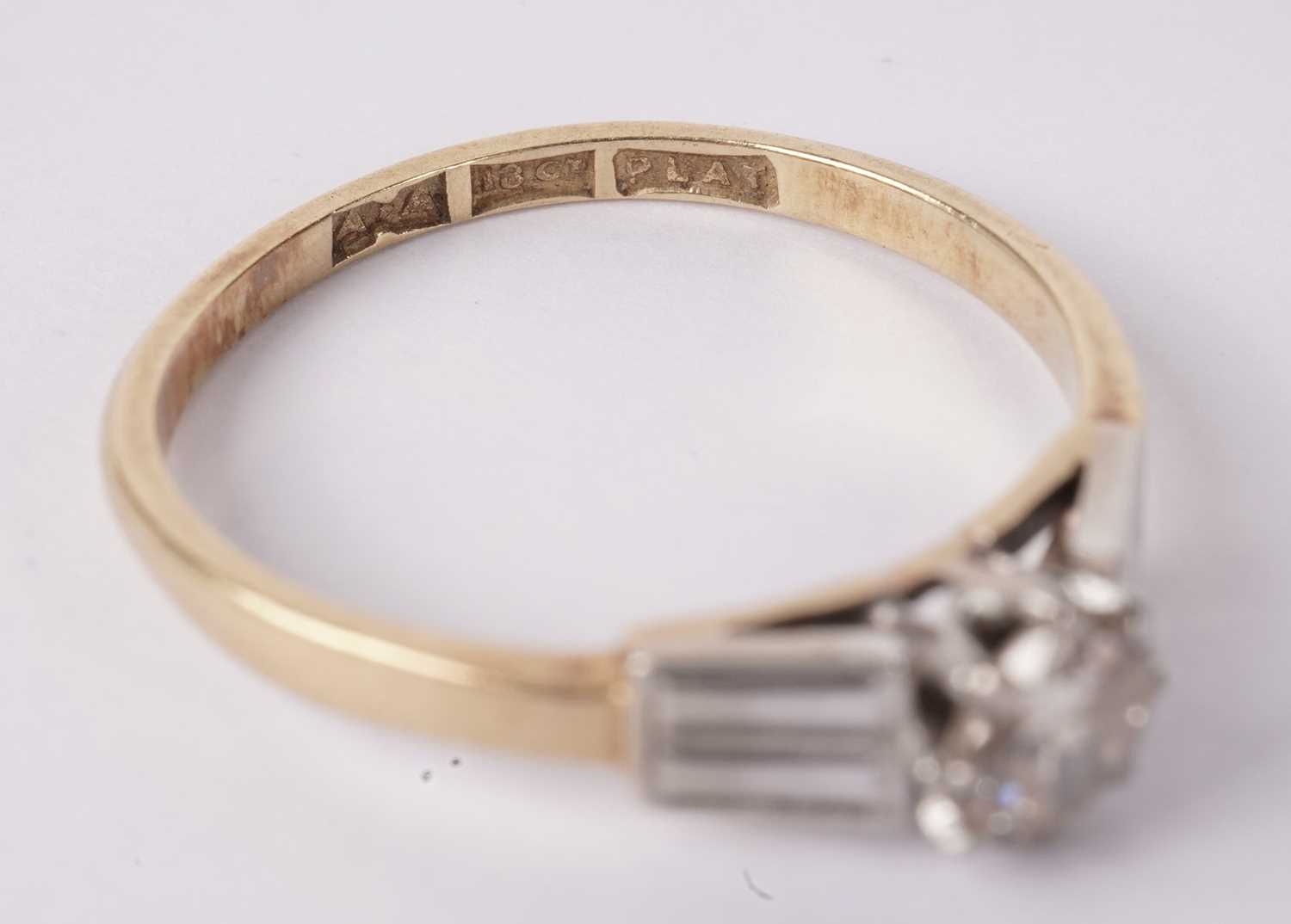 A single stone diamond ring of Art Deco influence - Image 2 of 4