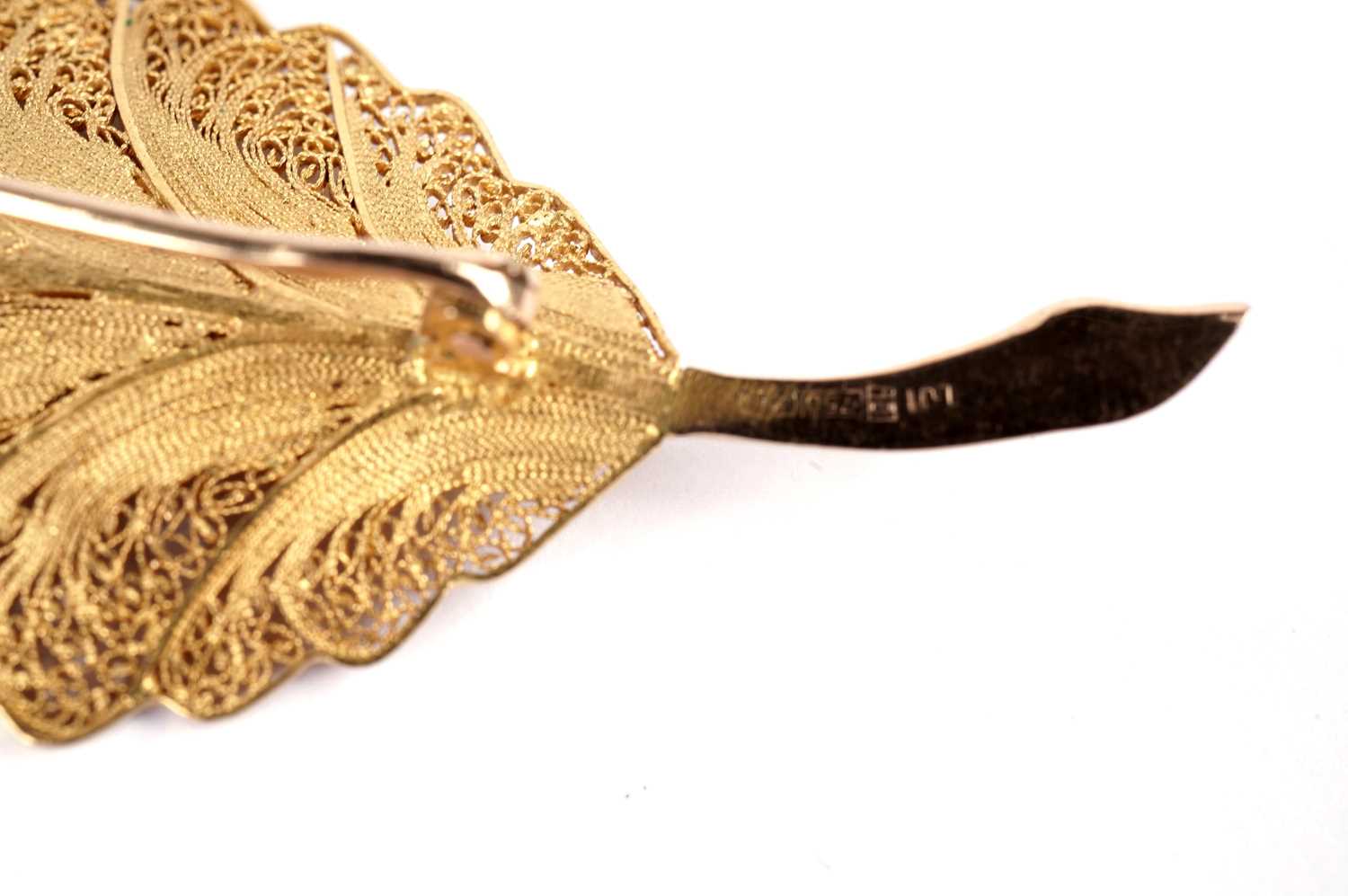 A 18ct yellow gold filigree leaf motif brooch, - Image 5 of 8