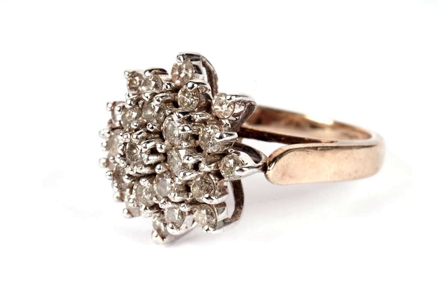 A diamond cluster ring - Image 2 of 4