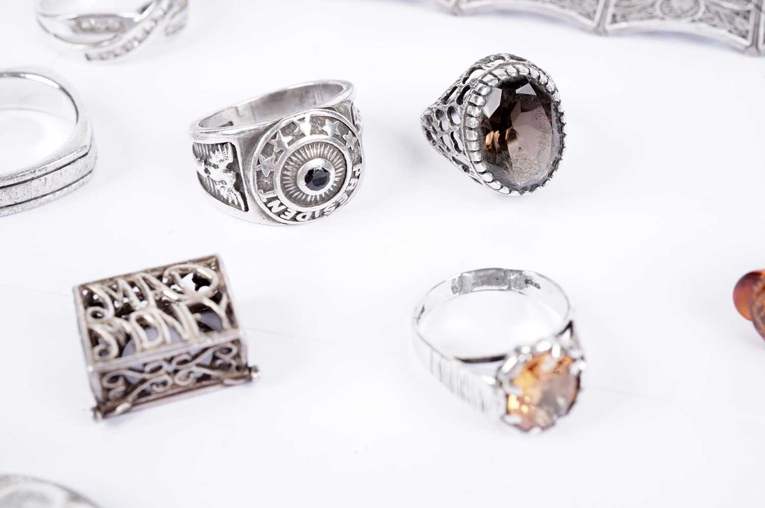 A selection of silver and costume jewellery - Image 2 of 7