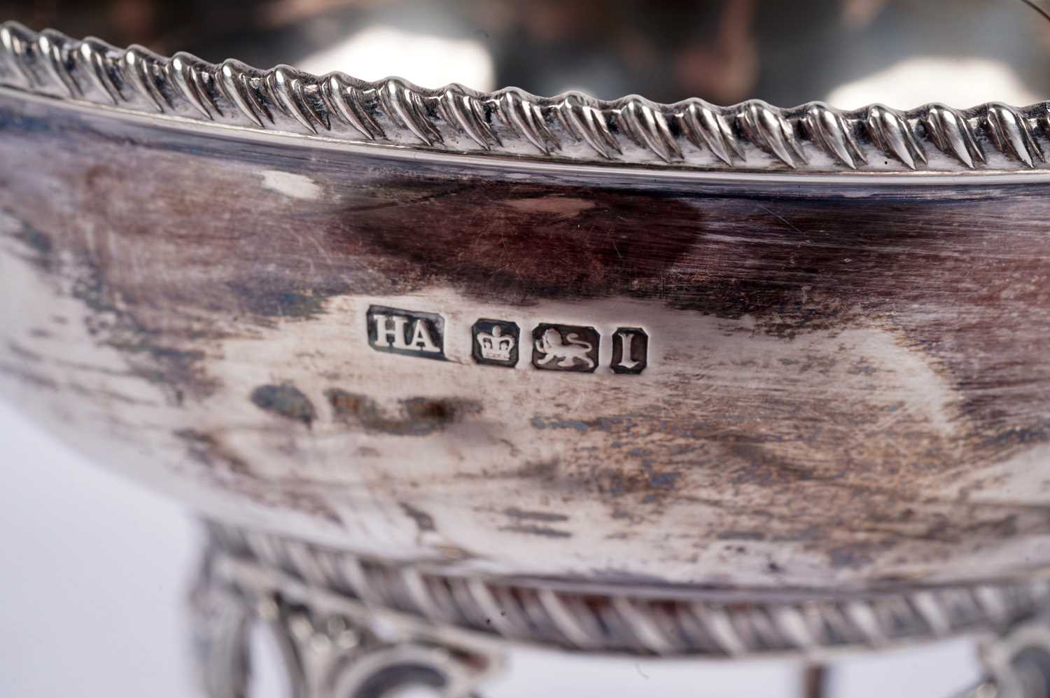 An Edwardian silver circular sugar bowl and stand; with two pairs of sugar tongs - Image 5 of 5