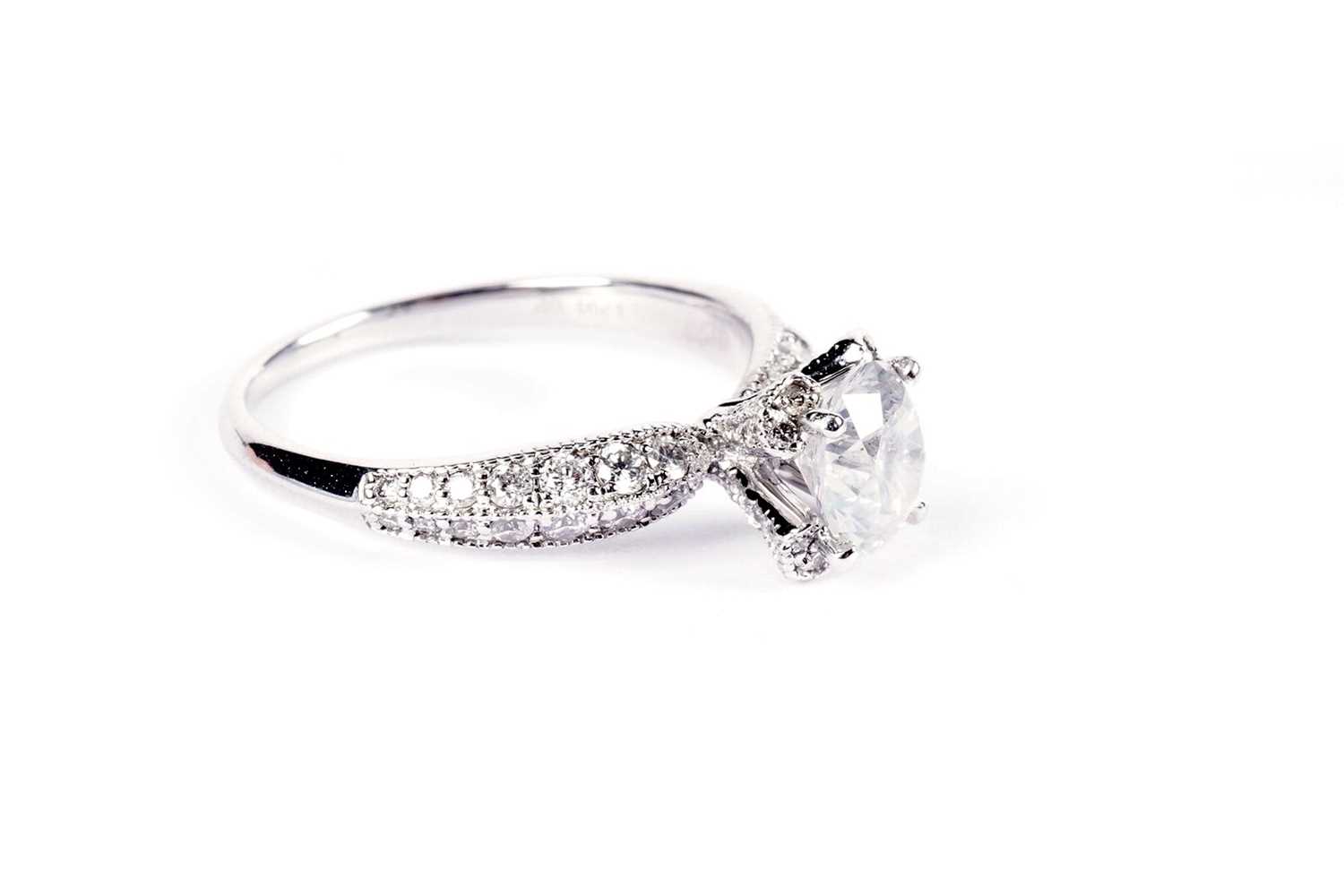 A solitaire diamond ring - Image 4 of 9
