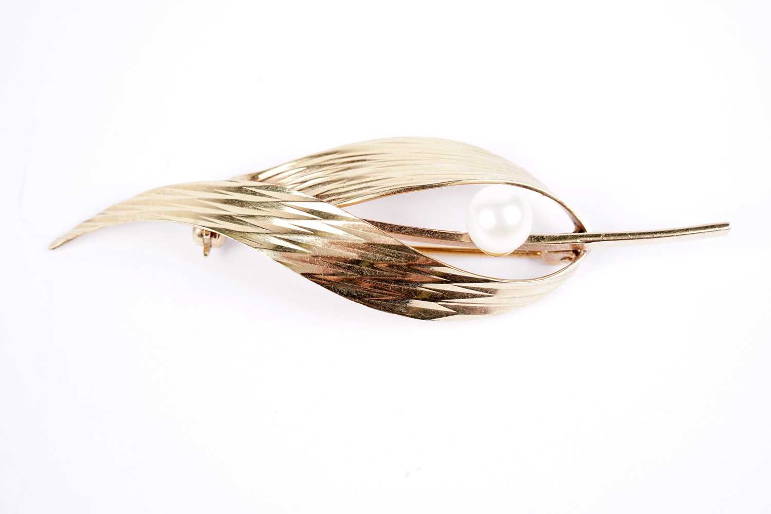 A 18ct yellow gold filigree leaf motif brooch, - Image 7 of 8